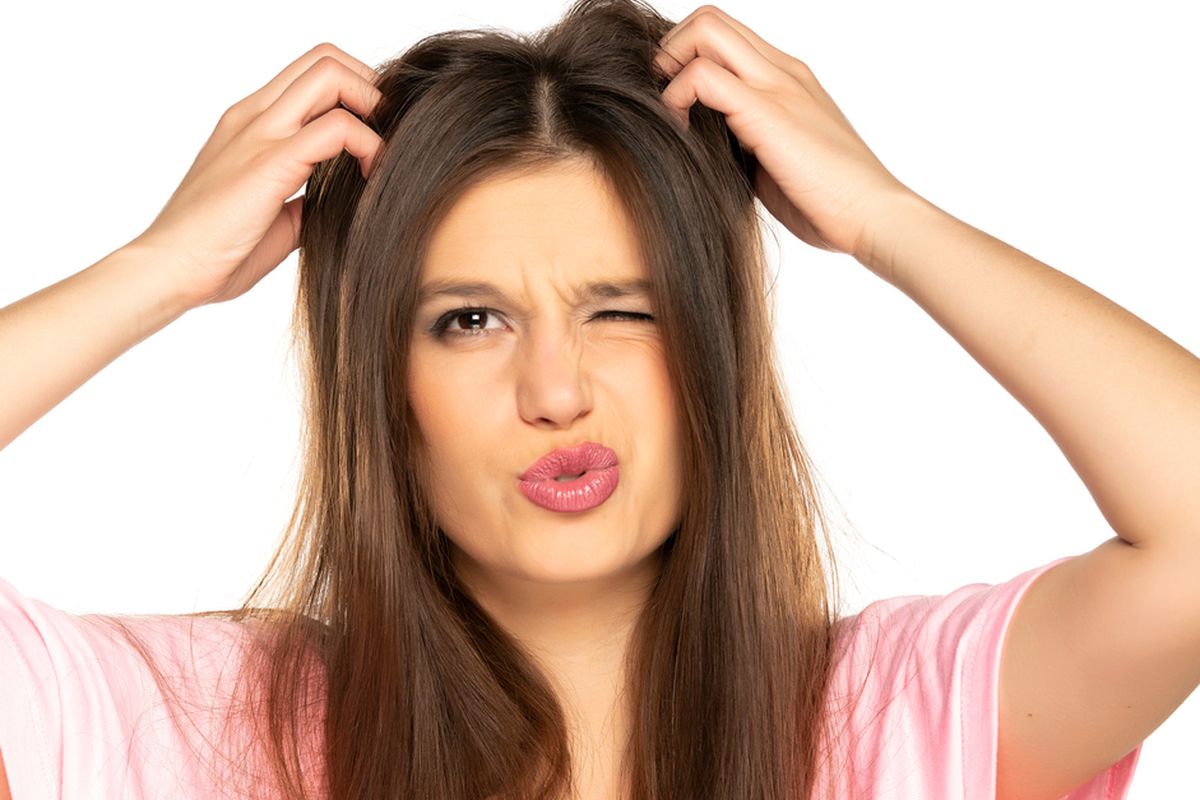 Kutu dan ketombe merupakan kondisi umum yang membuat kulit kepala terasa tak nyaman karena gatal. 