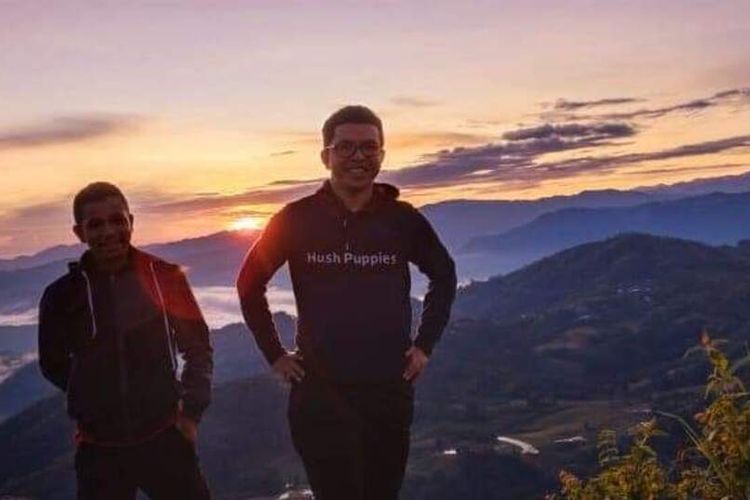 Golo Pongkor atau bukit Pongkor menjadi salah satu tempat terbaik berburu sunrise di bumi Ndoso, Kecamatan Ndoso, Kab. Manggarai Barat, NTT, Sabtu, (16/4/2022). (DOK PASTOR BENY DENAR, Pr)