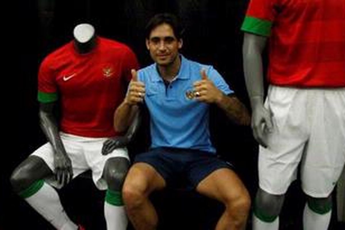 Pemain naturalisasi asal Belanda Tonnie Harry Cussel, berpose bersama jersey baru tim nasional sepak bola Indonesia untuk Piala AFF 2012 di Stadion Utama Gelora Bung Karno, Senayan, Jakarta, Senin (12/11/2012). Di Piala AFF yang akan berlangsung di Malaysia dan Thailand, Indonesia berada di Grup B bersama tuan rumah Malaysia, Singapura, dan Laos. KOMPAS IMAGES/RODERICK ADRIAN MOZES