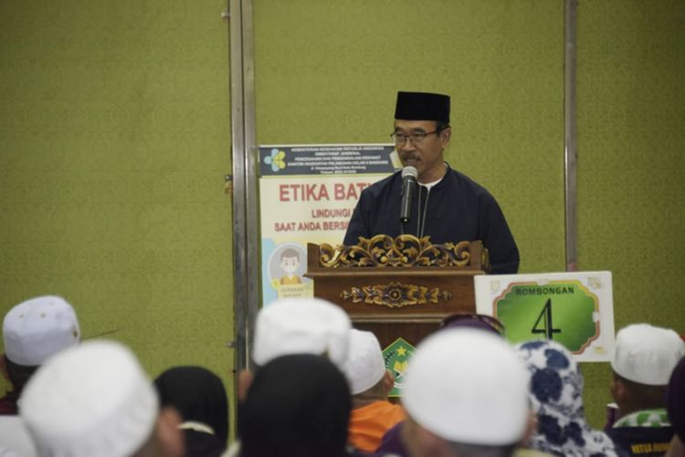 Pelaksana Harian Sekda Jabar Daud Ahmad saat menyambut kepulangan kelompok terbang (kloter) pertama jemaah haji 1440 Hijriah/2019 di Asrama Embarkasi Jakarta Bekasi, Jawa Barat, Minggu (18/8/19).