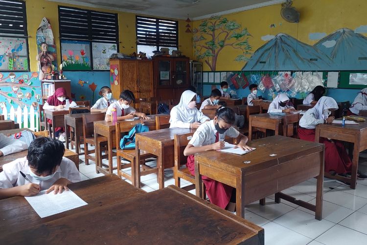 Suasana murid saat mengikuti pembelajaran tatap muka terbatas di SDN Tangerang 14, Kota Tangerang, Senin (14/3/2022).