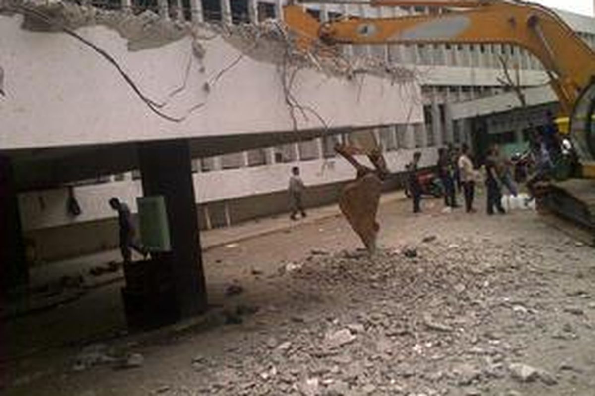 Penghancuran bekas kantor Walikota Jakbar di Jl. S Parman daerah Grogol Jakbar dimulai dari mengikis teras lobi. Tampak bagian tersebut mulai hancur, Senin (25/10).