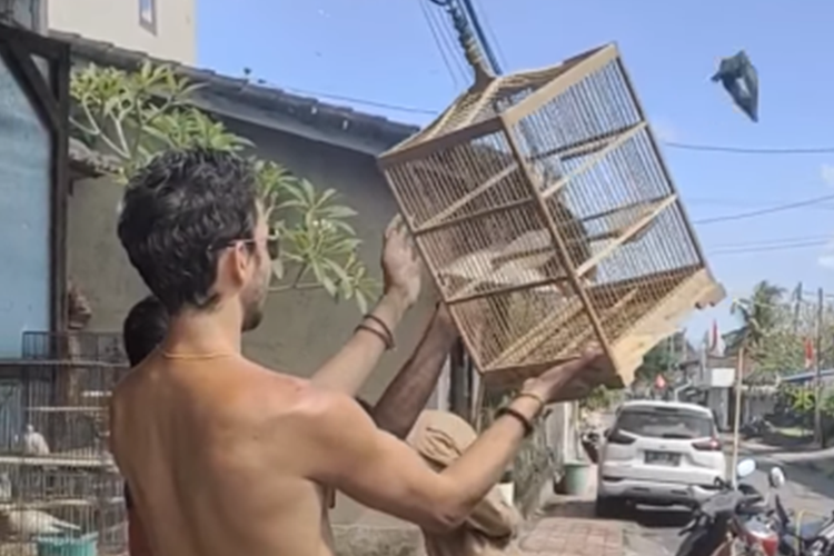 Tangkapan layar video yang menampilkan aksi warga negara asing (WNA) membeli burung kemudian dilepaskan lagi ke alam bebas.