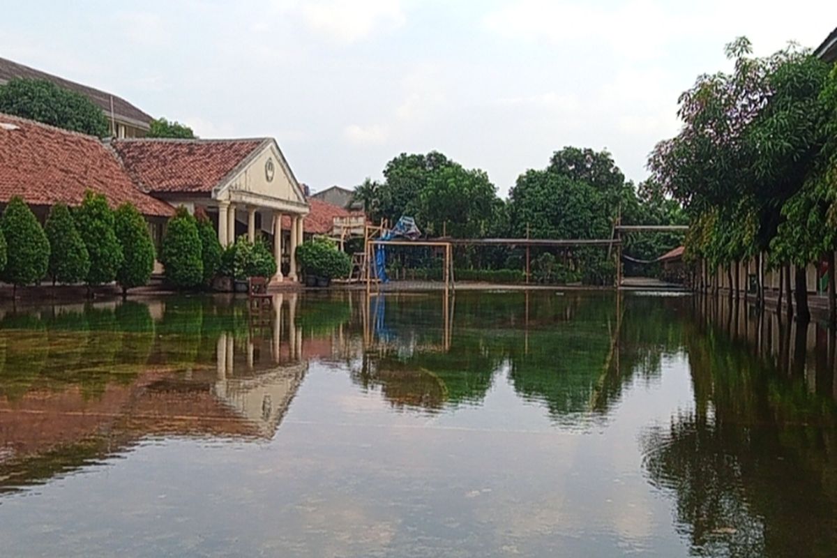 Kondisi Terkini SMAN 4 Tangsel yang Dilanda Banjir, ketinggian air mencapai 30 cm terjadi pada hari ke-6, Selasa (7/6/2022)