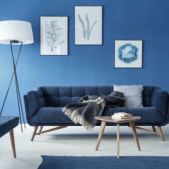 Ilustrasi ruang keluarga dengan warna cat biru.