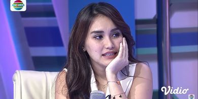 Pedangdut Ayu Ting Ting saat menjadi bintang tamu dalam acara One Man Show bersama Tukul Arwana.