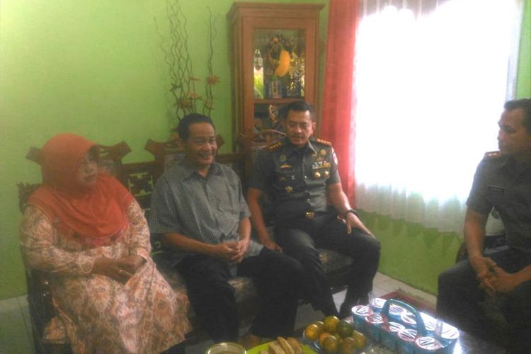 Danrem 071/ Wijayakusuma, Kolonel Kav Dani Wardhana bersama Dandim 0701/Banyumas mengunjungi rumah keluarga salah satu kru helikopter yang hilang kontak di Desa Kemutug Kidul, Kecamatan Baturraden, Kabupaten Banyumas, Jawa Tengah, Selasa (2/7/2019)

