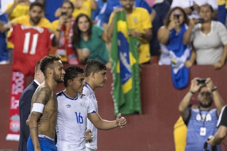 Neymar berfoto bareng Oscar Ceren seusai laga Brasil vs El Salvador di FedEx Field, Landover, 11 September 2018. 