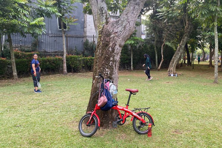 Pengunjung sedang bermain bulu tangkis di Taman Spathodea, Jagakarsa, Jakarta Selatan, Minggu (10/9/2023). 