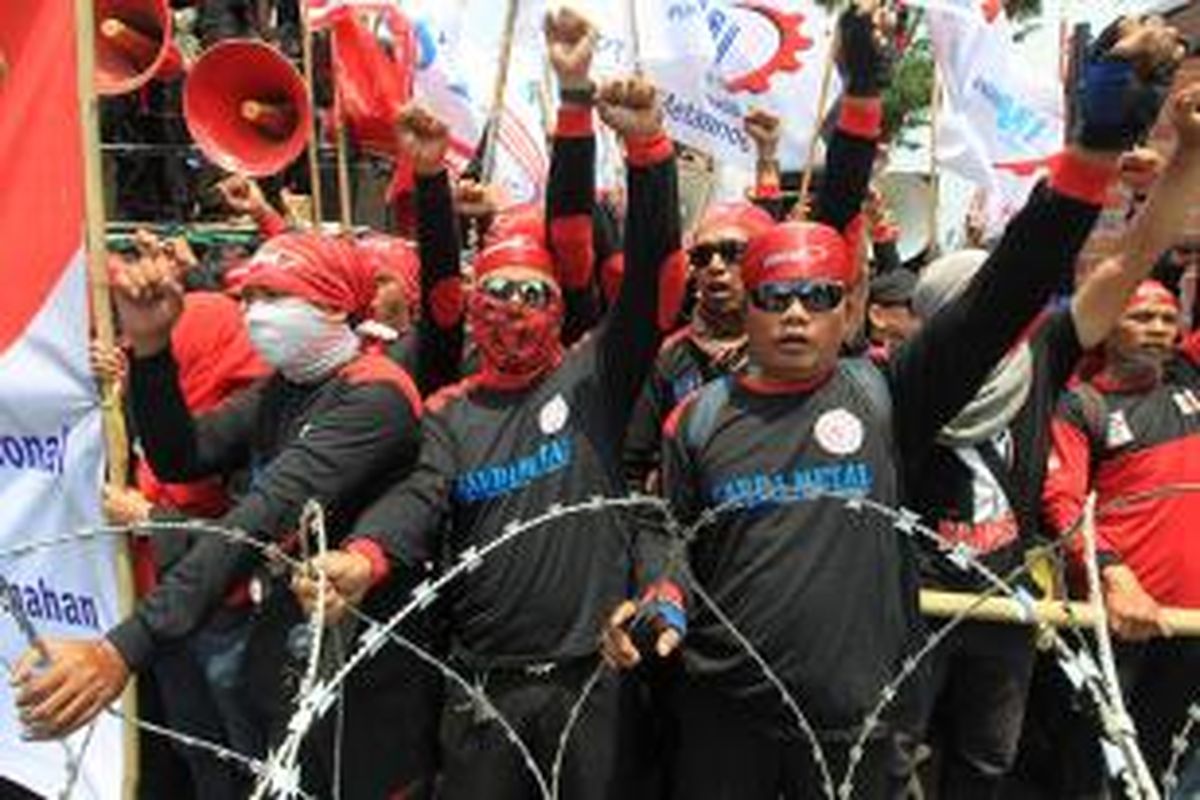 Buruh dari berbagai elemen melakukan aksi unjuk rasa di kawasan Istana Negara, Jakarta, Senin (1/9/2015).