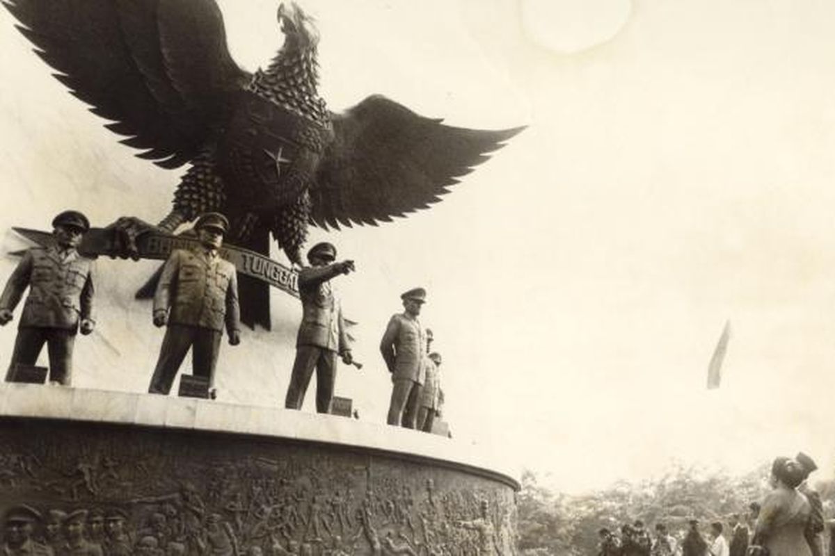 Suasana pada peringatan Hari Kesaktian Pancasila tahun 1989. Monumen Pancasila Sakti dibangun di kawasan Lubang Buaya, Jakarta Timur, di dekat sumur maut yang dijadikan tempat pembuangan mayat para perwira tinggi TNI AD korban pembunuhan pada awal Oktober 1965. Pelaku pembunuhan adalah prajurit-prajurit TNI AD menyusul peristiwa G30S yang terus menjadi kontroversi hingga sekarang. Setiap tahun di depan monumen tersebut dilaksanakan upacara bendera Hari Kesaktian Pancasila.
