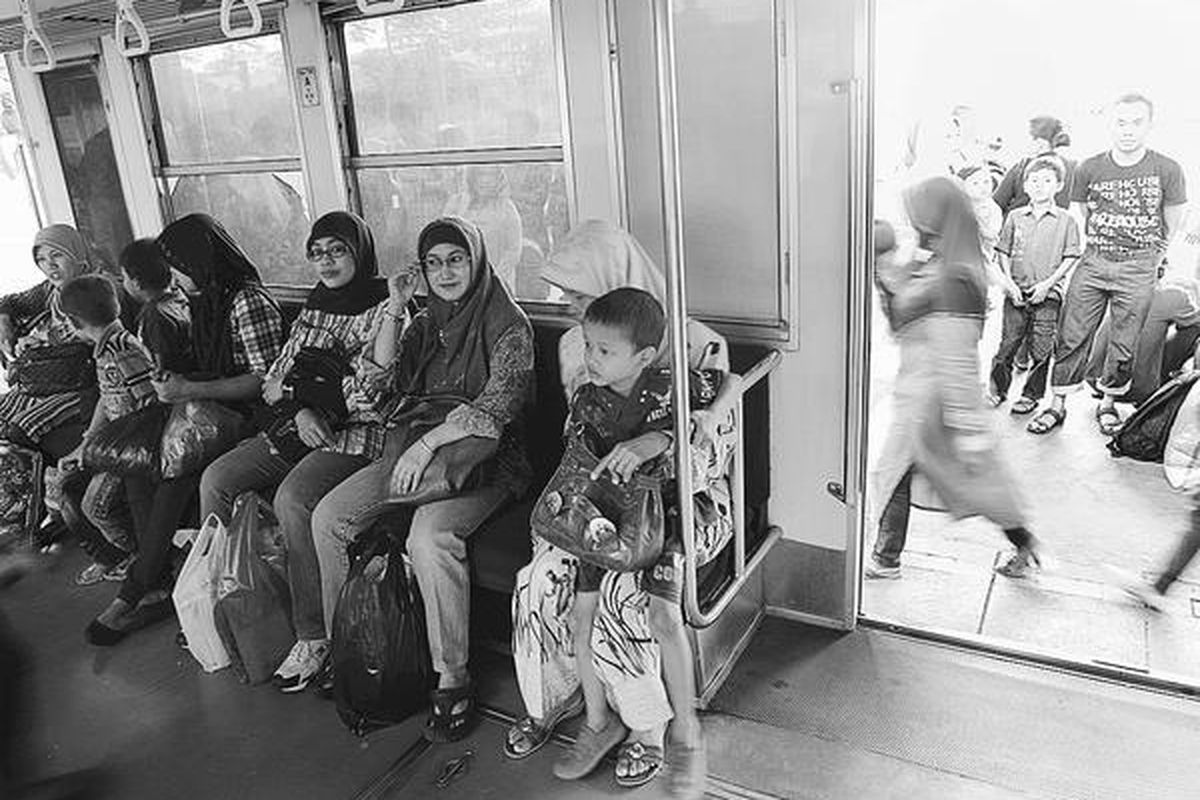 Penumpang kereta rel listrik menunggu keberangkatan  rangkaian kereta yang akan mengangkut mereka menuju Bekasi dari Stasiun Tanah Abang, Jakarta Pusat, Minggu (16/10).