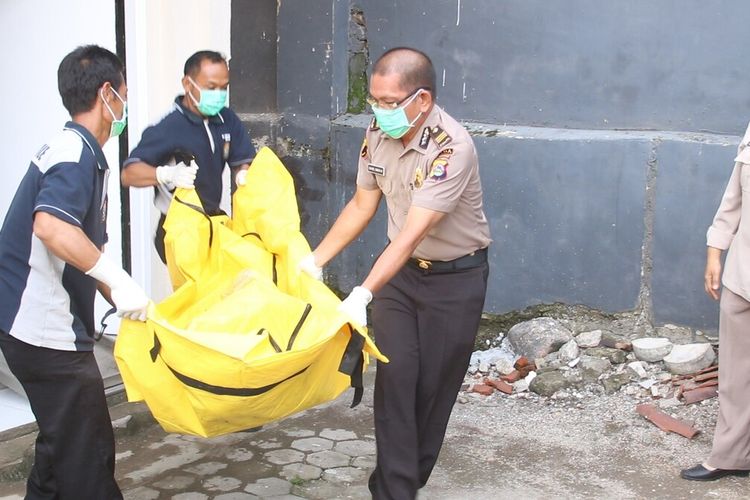 Jenasah perempuan dalam.plastik tanpa identitas yang ditemukan di kawasan Wisata Batu Layar Senggigi, Lombok Barat, masih disemayamkan di ruang jenazah Rumah Sakit Bayangkara Polda NTB.