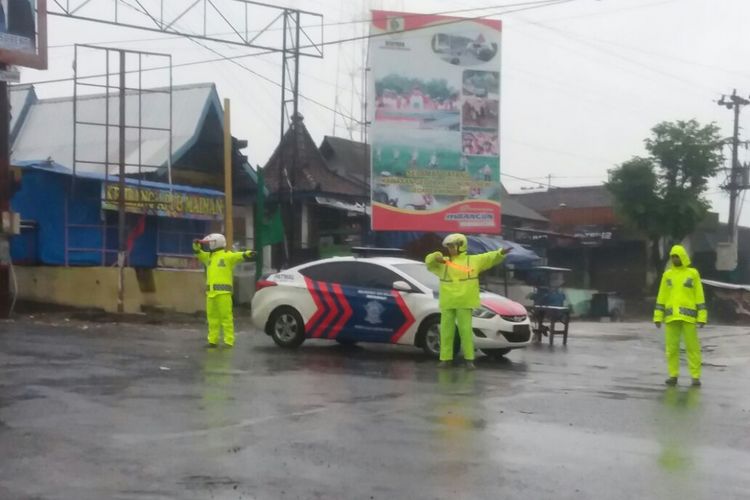 Anggota Satlantas Polres Wonogiri berjaga-jaga di pertigaan menuju ruas jalan Pacitan, Selasa (28/11/2017).