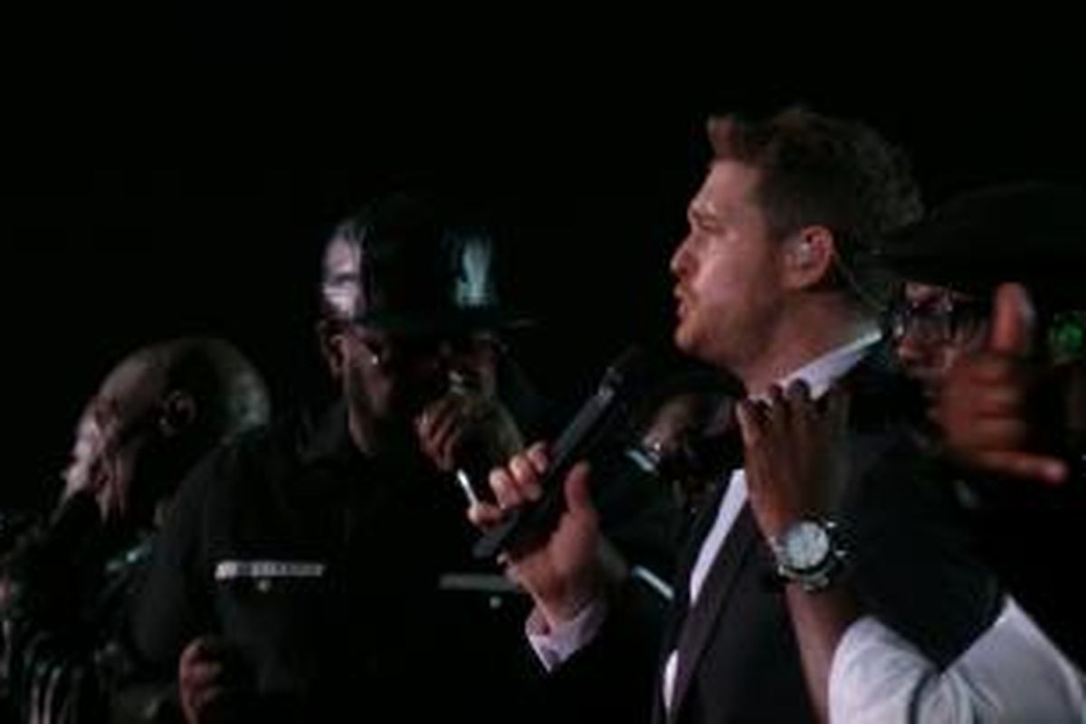 Vokalis, pencipta lagu, dan aktor dari Kanada, Michael Buble (39), menghibur para penggemarnya saat tampil dalam konser Michael Buble Live in Jakarta, di Indonesia Convention Exhibition (ICE) Arena, BSD City, Tangerang, Kamis (29/1/2015) malam.