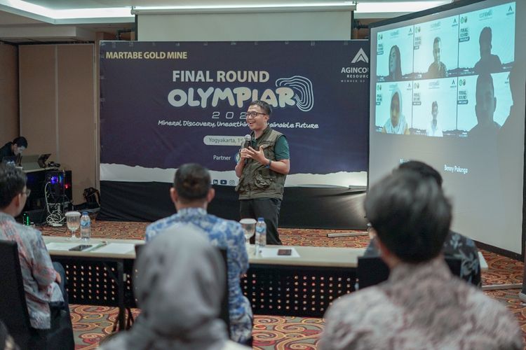 Wakil Presiden Direktur PT Agincourt Resources, Ruli Tanio, yang menjadi salah satu juri menyampaikan ulasannya saat babak final OlympiAR 2022 pada 1 April 2023 di Yogyakarta. 