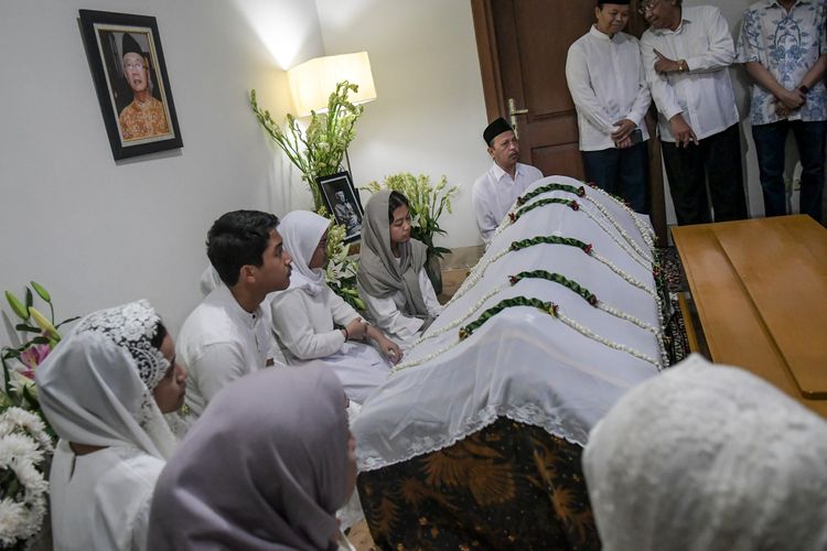 Sejumlah kerabat mendoakan almarhum KH Salahuddin Wahid atau Gus Sholah di rumah duka di kawasan Mampang Prapatan, Jakarta, Senin (3/2/2020). Pengasuh pondok pesantren Tebuireng, Gus Sholah meninggal dunia pada hari Minggu (2/2/2020) pukul 20.55 WIB setelah menjalani perawatan pascaoperasi jantung di Rumah Sakit Jantung Harapan Kita, Jakarta dan akan dimakamkan di kompleks pemakaman keluarga yang berada di dalam kawasan Pesantren Tebuireng, Jawa Timur.