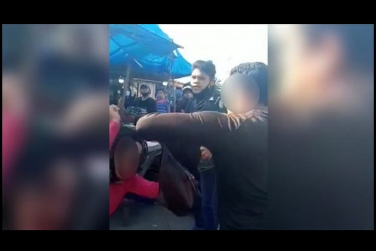 Tangkapan layar video viral pedagang perempuan diduga dianiaya preman di Pasar Gambir Tembung, Kecamatan Percut Sei Tuan, Deli Serdang, Sumatera Utara, 8 September 2021 lalu. Si pedagang dan penganiayanya saling lapor ke polisi. 