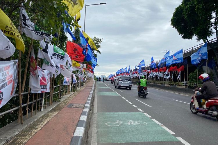 Bendera partai politik berjejer di Jalan Letjen S Parman, Jakarta Barat, Kamis (18/1/2024).  