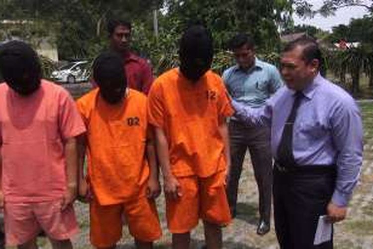 Jajaran Kepolisian Polda Aceh menangkap empat pelaku perkosaan terhadap anak dibawah umur. Tiga ditangkap di Banda Aceh dan satu pelaku ditangkap di Kota Sabang. Keempat pelaku ini diancam hukuman penajara 15 tahun.*****
