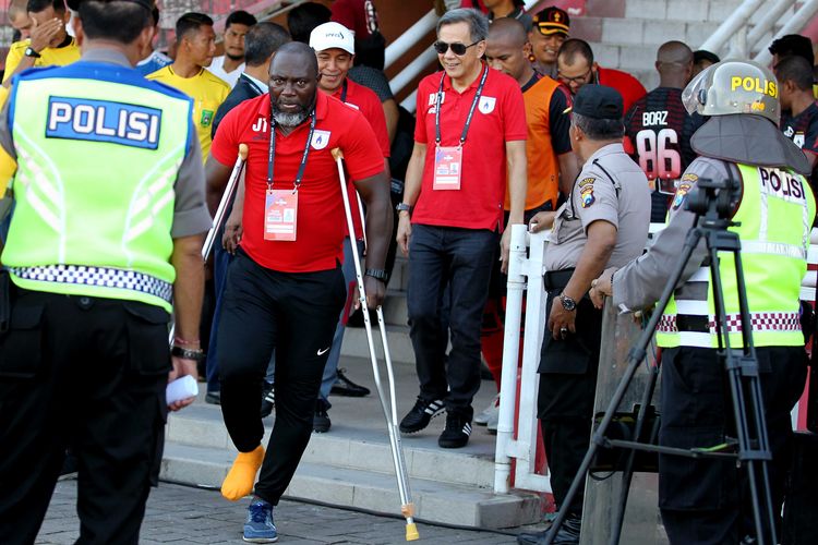 Jelang kick off Persipura Jayapura melawan PSM Makassar, pelatih Jacksen F Tiago hadir di lapangan. Sebelumnya Jacksen F Tiago absen datang ke lapangan karena melakukan operasi kecil Surabaya.