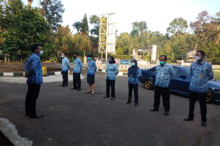 Lurah Kumpul Rejo Eska Bayu memimpin apel ASN di hari pertama masuk kerja usai libur Lebaran.