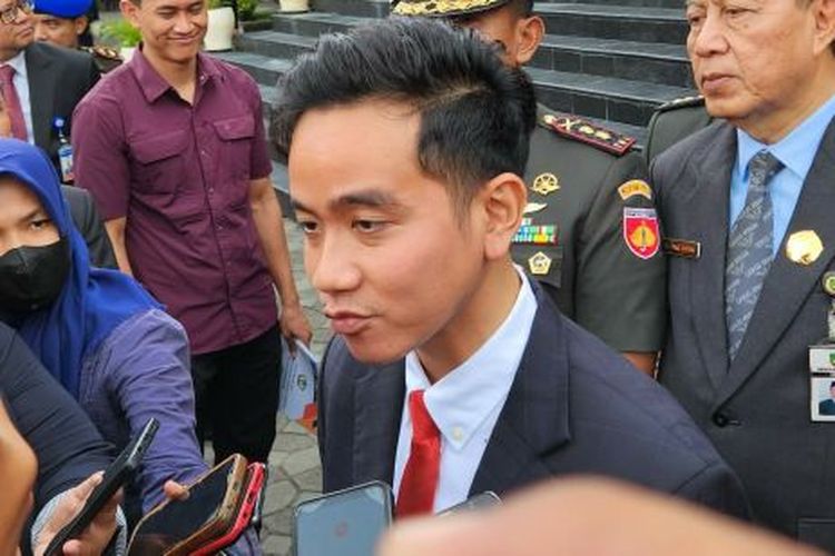 Wali Kota Solo Gibran Rakabuming Raka seusai mengikuti rapat paripurna di Gedung DPRD Solo, Jawa Tengah, Selasa (30/4/2024).