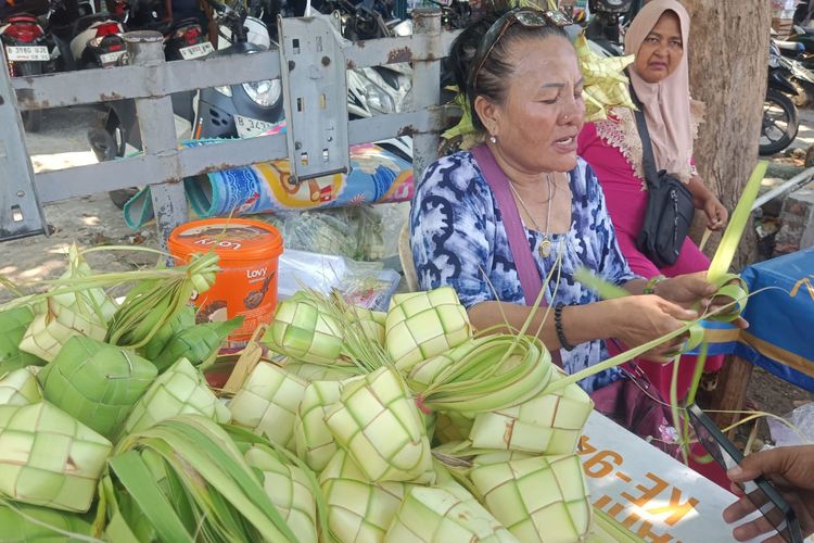 Lebaran yang Berat bagi Pedagang Anyaman Ketupat: Pembeli Sepi, Harga Janur Mencekik