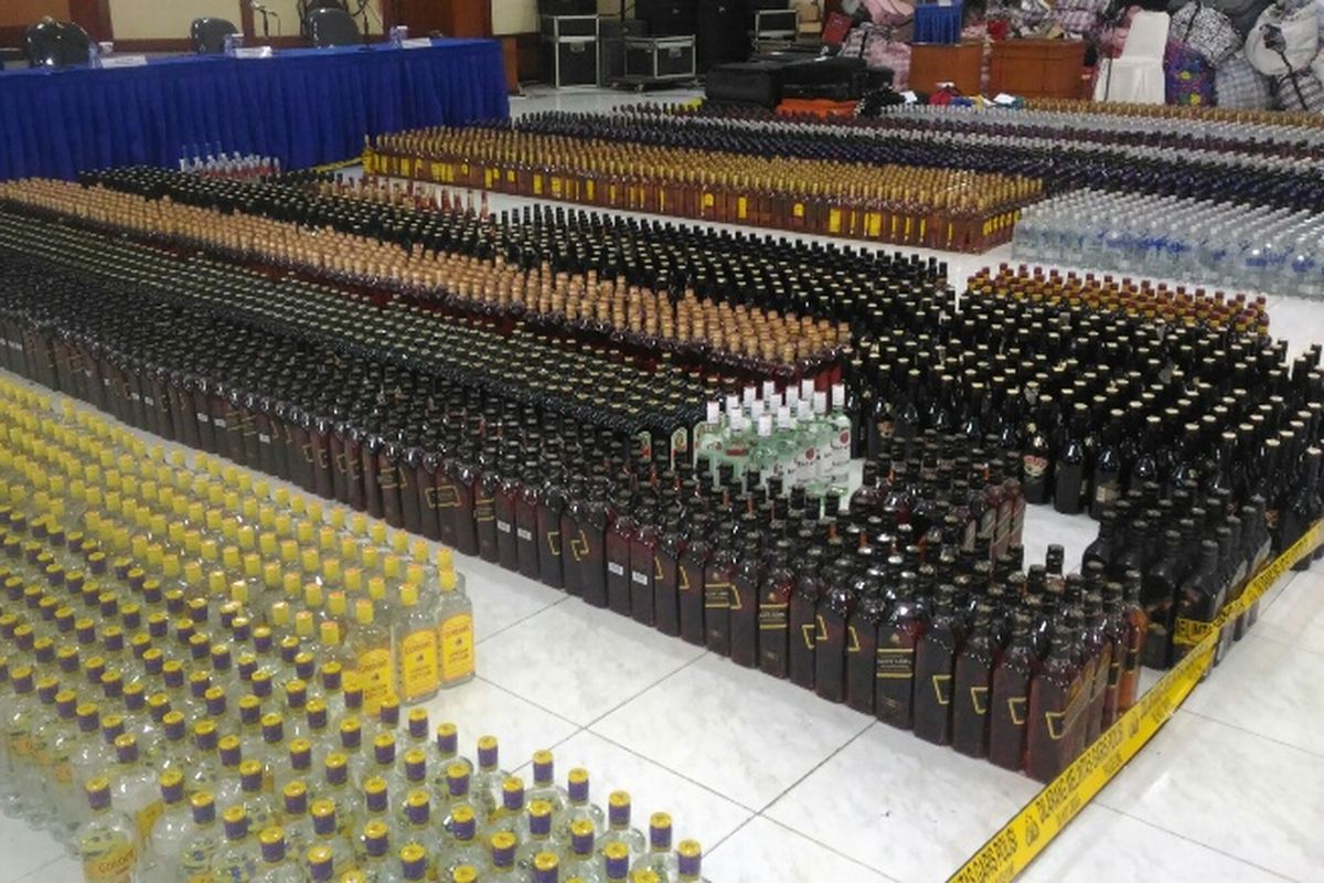 Ditpolair Baharkam Polri menggagalkan penyelundupan 6.900 botol miras ilegal dan 58 pak cerutu dari Malaysia dan Singapura melalui Pelabuhan Kijang, Kepulauan Riau.