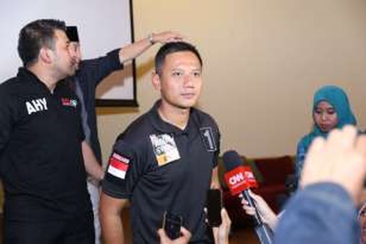Calon gubernur DKI Jakarta nomor urut 1, Agus Harimurti Yudhoyono, usai kampanye di Restoran Es Teler 77, Jakarta Selatan. Selasa ( 22/11/2016). Agus mengadakan kampanye tatap muka dengan beberapa komunitas campuran.