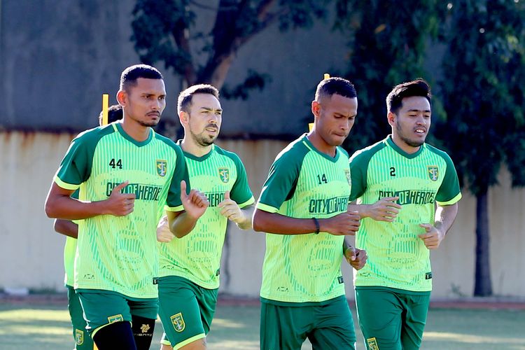 Pemain Persebaya Surabaya, Andri Muliadi (kiri) ssaat latihan bersama di Lapangan Polda Jatim Surabaya, Rabu (24/07/2019) sore.