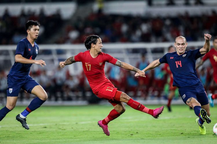 Pesepak bola timnas Indonesia, Irfan bachdim berebut bola dengan pesepak bola timnas Thailand saat pertandingan Kualifikasi Piala Dunia 2022 Grup G Zona Asia di Stadion Gelora Bung Karno, Senayan, Jakarta, Kamis (10/9/2019). Tim nasional Indonesia menelan kekalahan dari Thailand dengan skor 0-3.