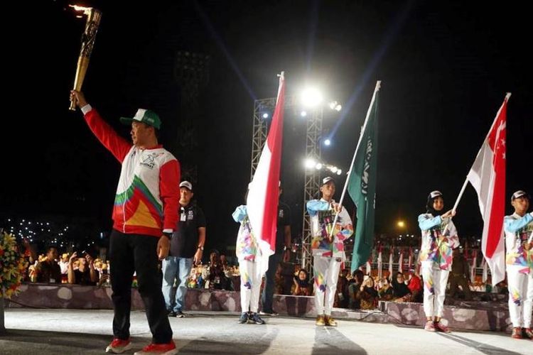 Seperti malam penutupan Asian Games 2018, 2 S[ptember lalu, guyuran hujan yang turun sejak sore di kota Ternate ternyata menambah khidmat perayaan Hari Olahraga Nasional (Harornas) 2018. Pasca berhentinya hujan, kehangatan tercipta saat berkumpulnya ribuan orang di dalam Stadion Gelora Kieraha, Minggu (9/9/2018).