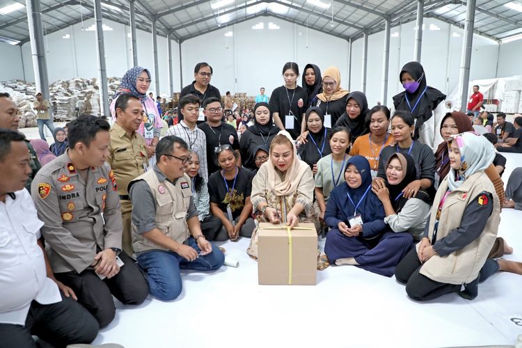 Wali Kota (Walkot) Semarang Hevearita Gunaryanti Rahayudi Gudang KPU di Kawasan Industri Candi, Senin (4/11/2024).
