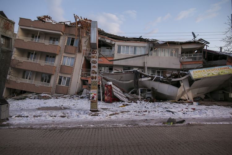 Bangunan yang ambruk di Golbasi, Provinsi Adiyaman, Turkiye selatan, Rabu (8/2/2023). Gempa Turkiye dan Suriah menewaskan lebih dari 11.000 orang di kedua negara sampai hari itu.