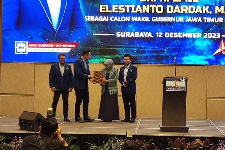 Khofifah dan Emil Dardak menerima rekom maju Pilkada Jatim dari Partai Demokrat, Selasa (12/12/2023) malam di Surabaya