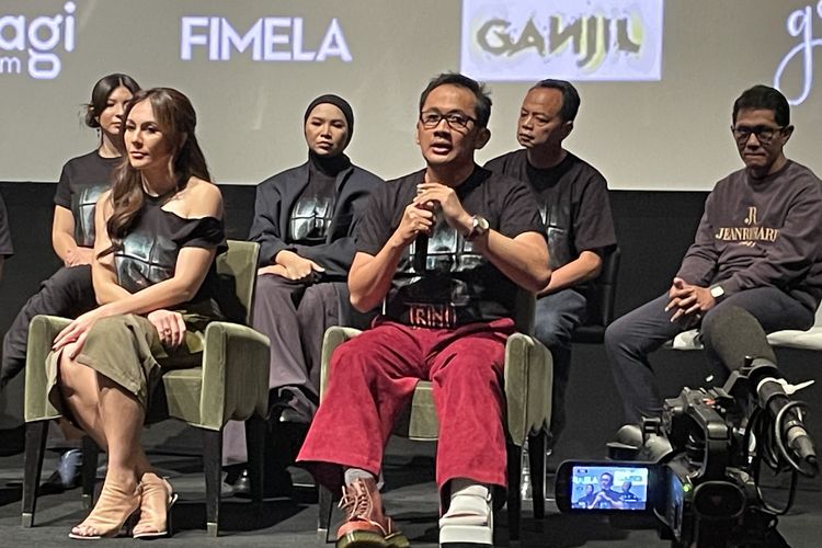 Hanung Bramantyo dalam jumpa pers film Trinil: Kembalikan Tubuhku di XXI Epicentrum, daerah Kuningan, Jakarta Selatan, Rabu (27/12/2023). 