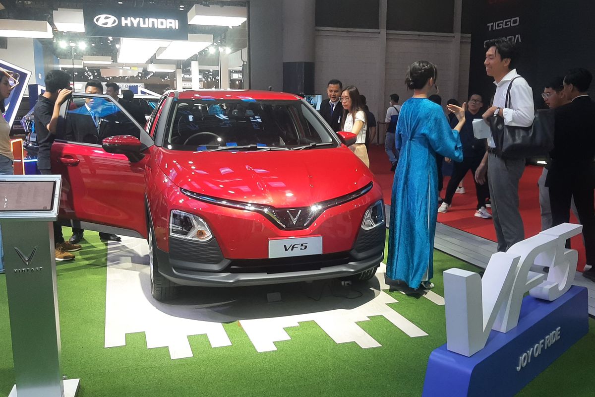 VinFast VF 5 menarik pengunjung pameran IIMS 2024