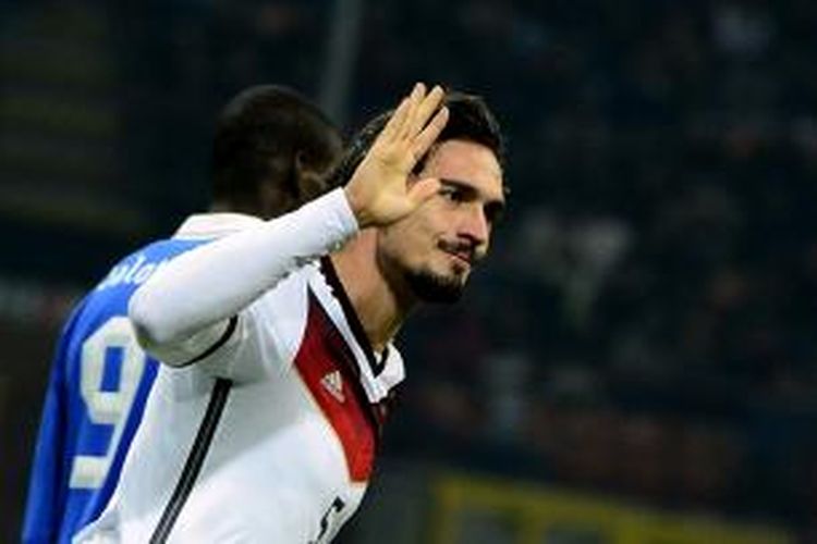 Bek Jerman, Mats Hummels, merayakan golnya usai membobol gawang Italia dalam laga persahabatan di Giuseppe Meazza, Jumat atau Sabtu (16/11/2013) dini hari WIB. 