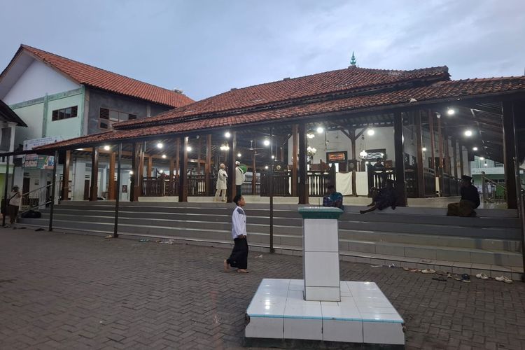 Masjid Pesantren Buntet yang berusia ratusan tahun.
