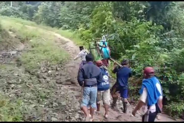 Ibu Hamil Nyaris Melahirkan Saat Ditandu Warga Puluhan Kilometer ke Puskesmas