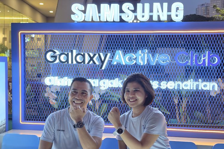 Direktur GoFit, Dolly Lesmana (kiri) dan MX Product Marketing Senior Manager Samsung Electronics Indonesia, Annisa Maulina (kanan) dalam acara peluncuran Galaxy Active Club di Zona Blu x GoFit, Gelora Bung Karno, Jakarta Pusat, Rabu (11/6/2025). 