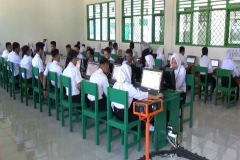 Komputer Terbatas, Sekolah di Kupang Pinjam Laptop Siswa Saat UNBK