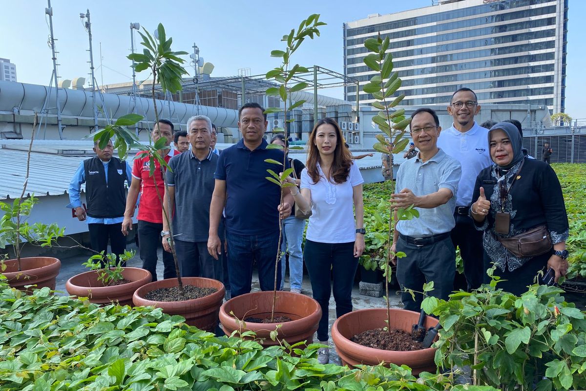 Wali Kota Jakarta Selatan Munjirin dan Direktur Gandaria City Lili Mulyadi Sila saat menanam pohon di kawasan rooftop Gandaria City Mall, Jumat (22/9/2023).