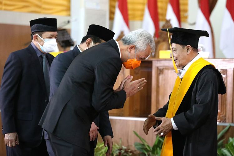 Gubernur Jawa Tengah Ganjar Pranowo saat acara penganugerahan gelar Doktor Honoris Causa kepada Habib Luthfi di Unnes Semarang, Senin (9/11/2020). 