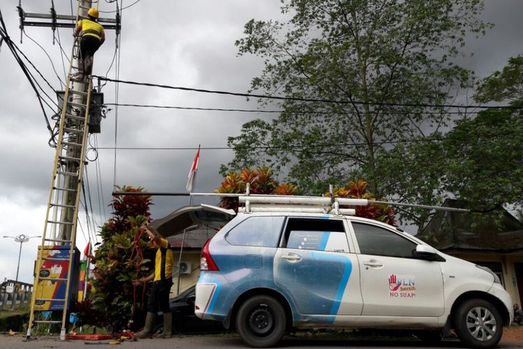 Petugas PLN berusaha memperbaiki jaringan listrik yang putus di Belitung Timur.