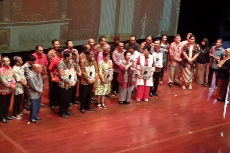 Ketua Umum DPP PDI-P Megawati Soekarnoputri membagikan buku dalam acara pagelaran teater kebangsaan Tripikala, di Taman Ismail Marzuki, Jakarta, Senin (23/1/2017). Acara teater ini dibuat untuk merayakan ulang tahun Megawati ke-70. 