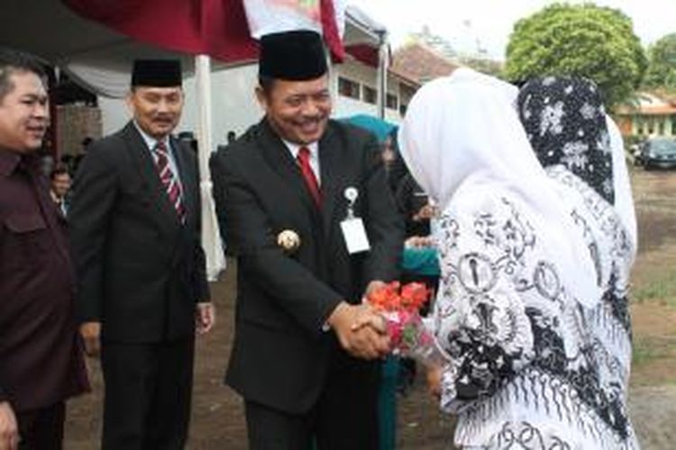 Penjabat Bupati Semarang Sujarwanto Dwiatmoko, menyerahkan   penghargaan kepada sejumlah guru berprrstasi, usai upacara bendera   Peringatan Hari Guru Nasional 2015 dan HUT ke-70 PGRI tingkat Kabupaten   Semarang di Lapangan Kecamatan Tengaran, Rabu (25/11/2015) pagi.