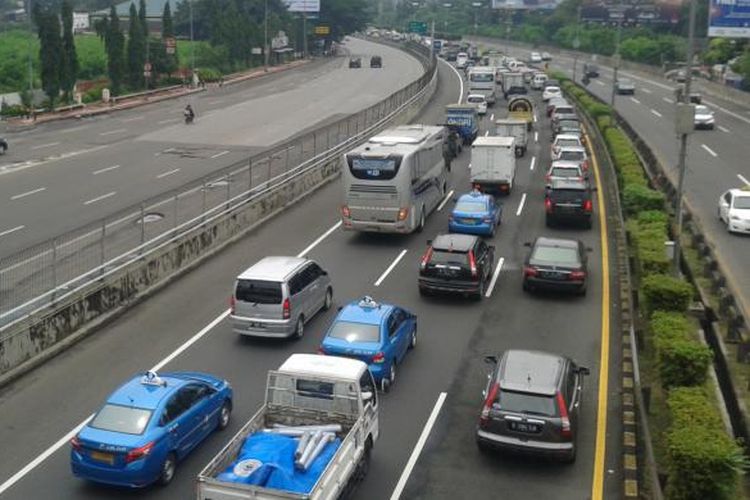 Ilustrasi jalan tol dalam kota Jakarta.