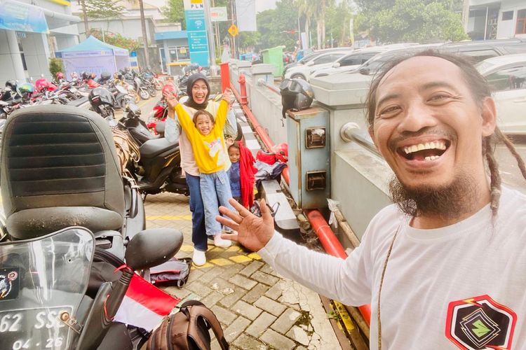 Divo Gimbal punggawa bengkel Orang Senang Garage mudik Jakarta-Lampung pakai motor listrik hasil konversi.